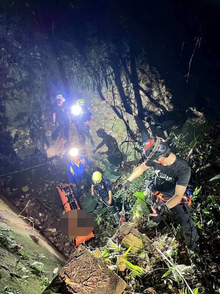 搜救人員用吊掛方式將墜崖男子運送上路面。翻攝畫面