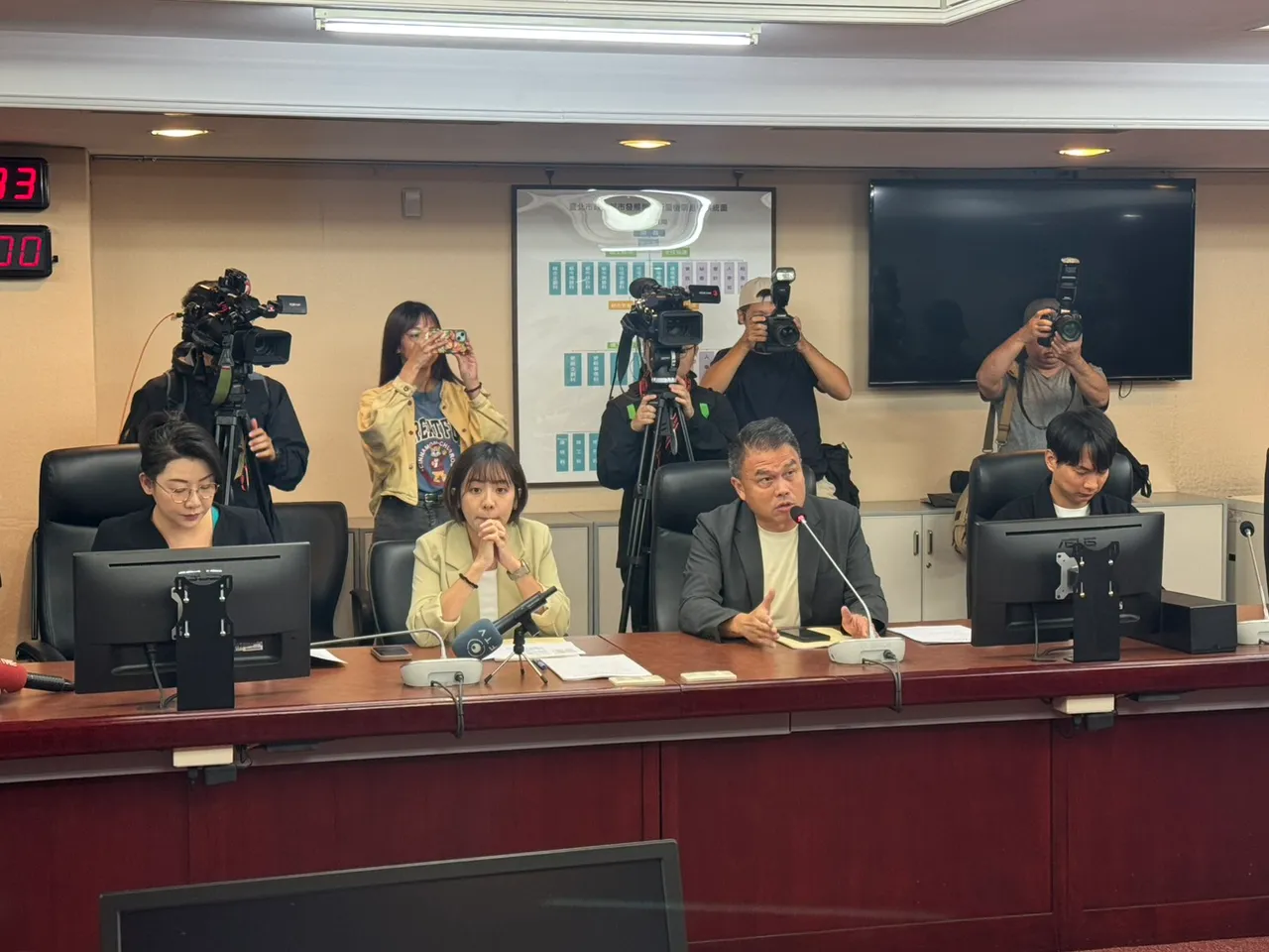 民众党团总召张志豪要求市府说明双城论坛实际困难,强调愿协助解决两岸沟通问题。张彩茜摄