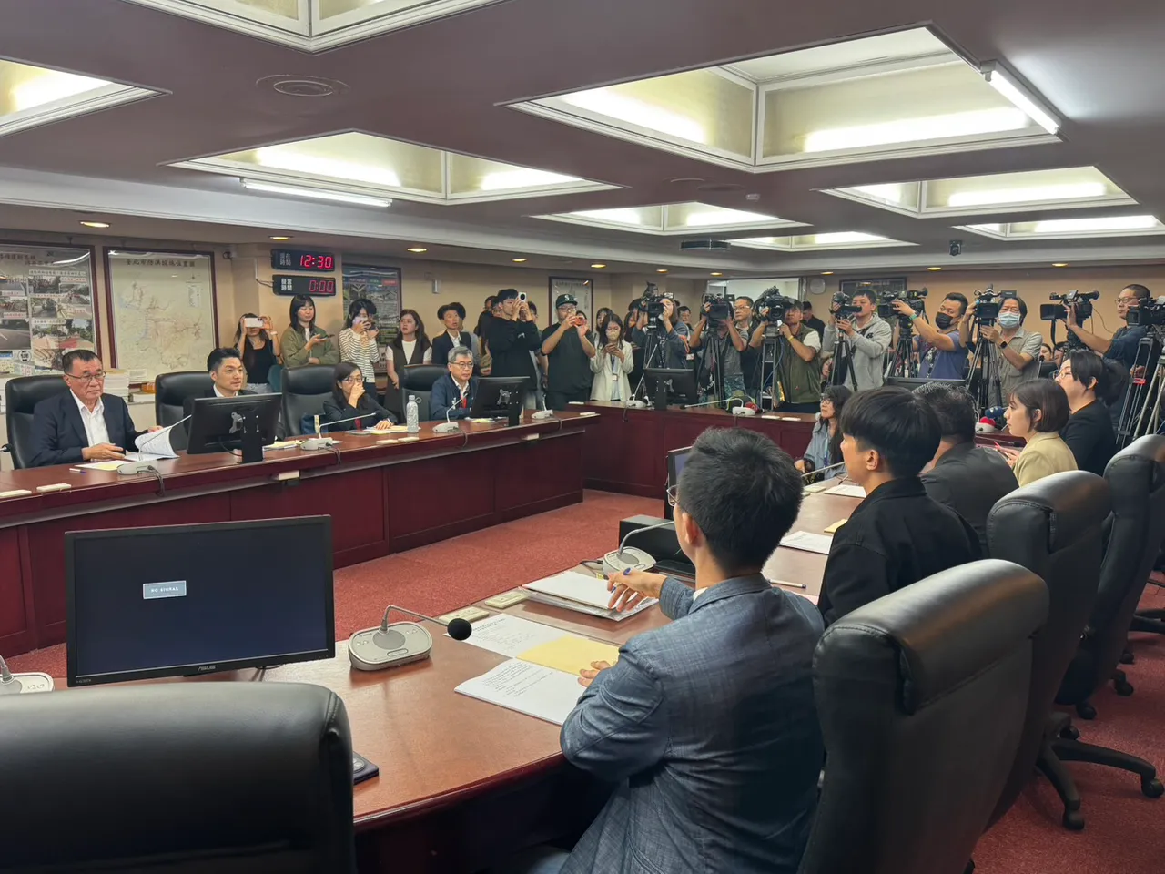 台北市长蒋万安今率市府团队赴议会,向民众党团、新党团报告重大议案,会中被问及双城论坛进度。张彩茜摄