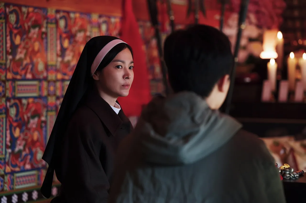宋慧乔在《黑祭司2:暗黑修女》饰演修女,替被恶灵附身的青年进行驱魔仪式。车库娱乐提供