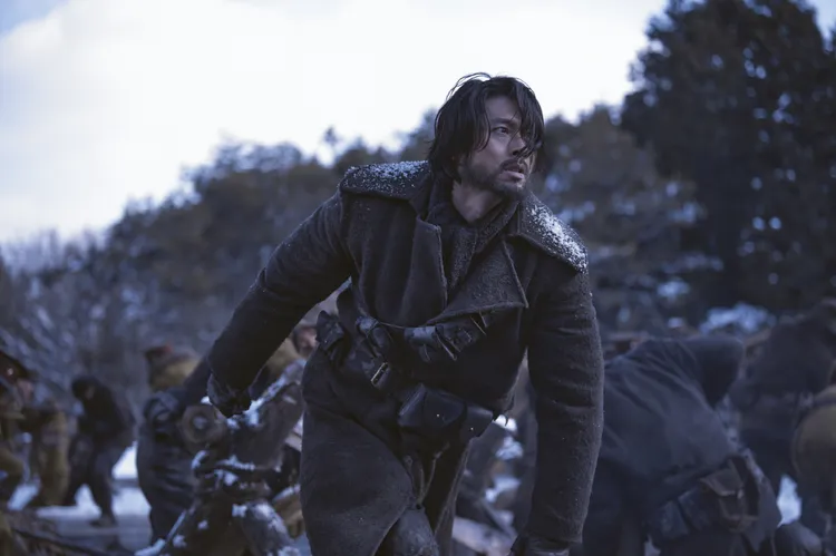 玄彬在《哈爾濱》飾演「民族英雄」獨立運動義兵參謀中將安重根。網銀國際提供