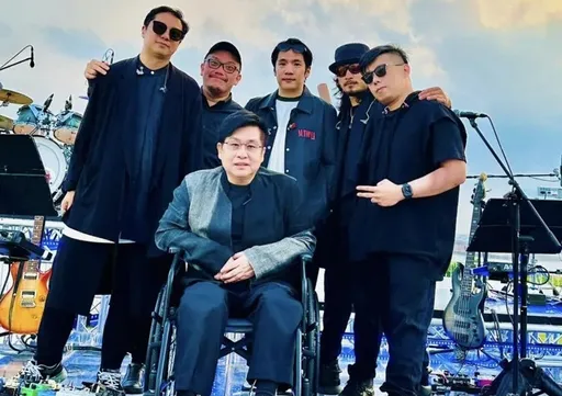 歌手郑智化坐轮椅控深圳机场没人性!「冷眼看我连滚带爬进飞机」