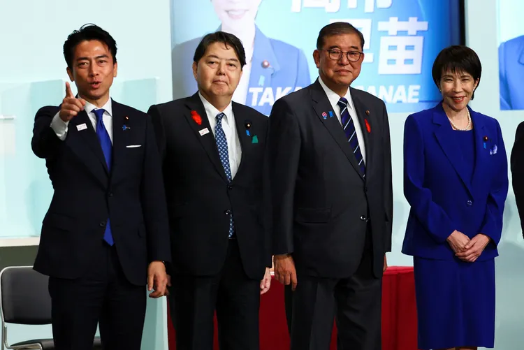 高市早苗（右起）4日勝選後與現任首相石破茂、官房長官林芳正、小泉進次郎合影。路透社