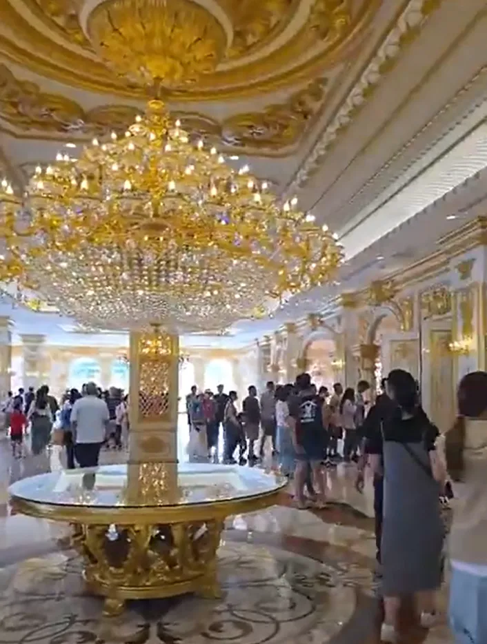 「吊車大王」胡漢龑新竹寶山總部「白宮」開放參觀。翻攝啟德機械起重工程臉書