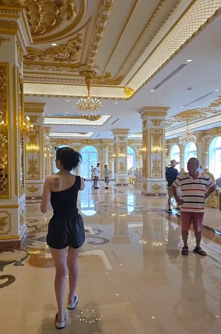 「吊車大王」胡漢龑新竹寶山總部「白宮」開放參觀。翻攝啟德機械起重工程臉書