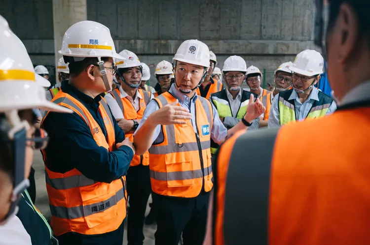 交通部長陳世凱日前視察A14車站。交通部提供