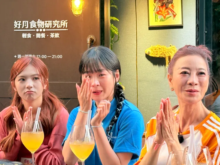 阿里山職人老闆感謝過世奶奶，籃籃（中）聽了落淚說：「我也是奶奶帶大的。」民視提供