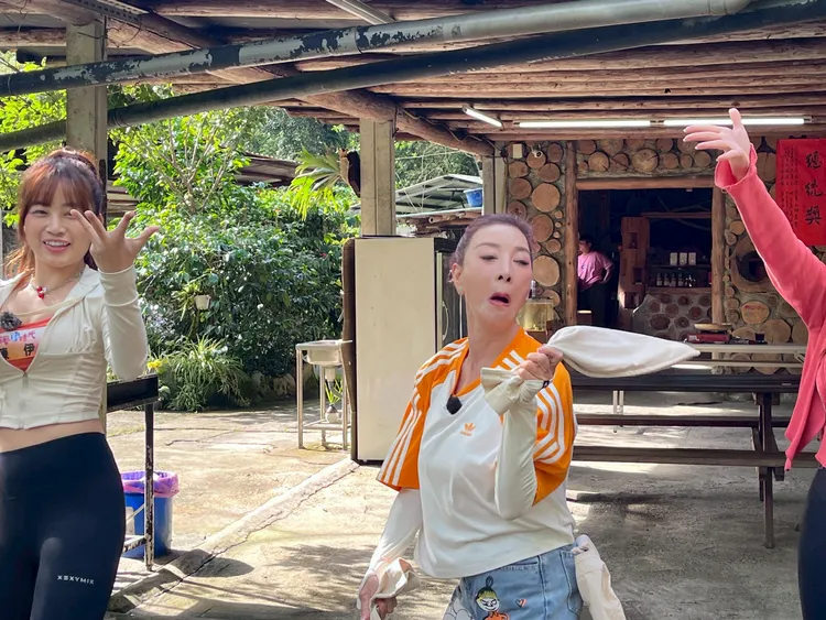 楊繡惠示範甩豆，表情猙獰。民視提供