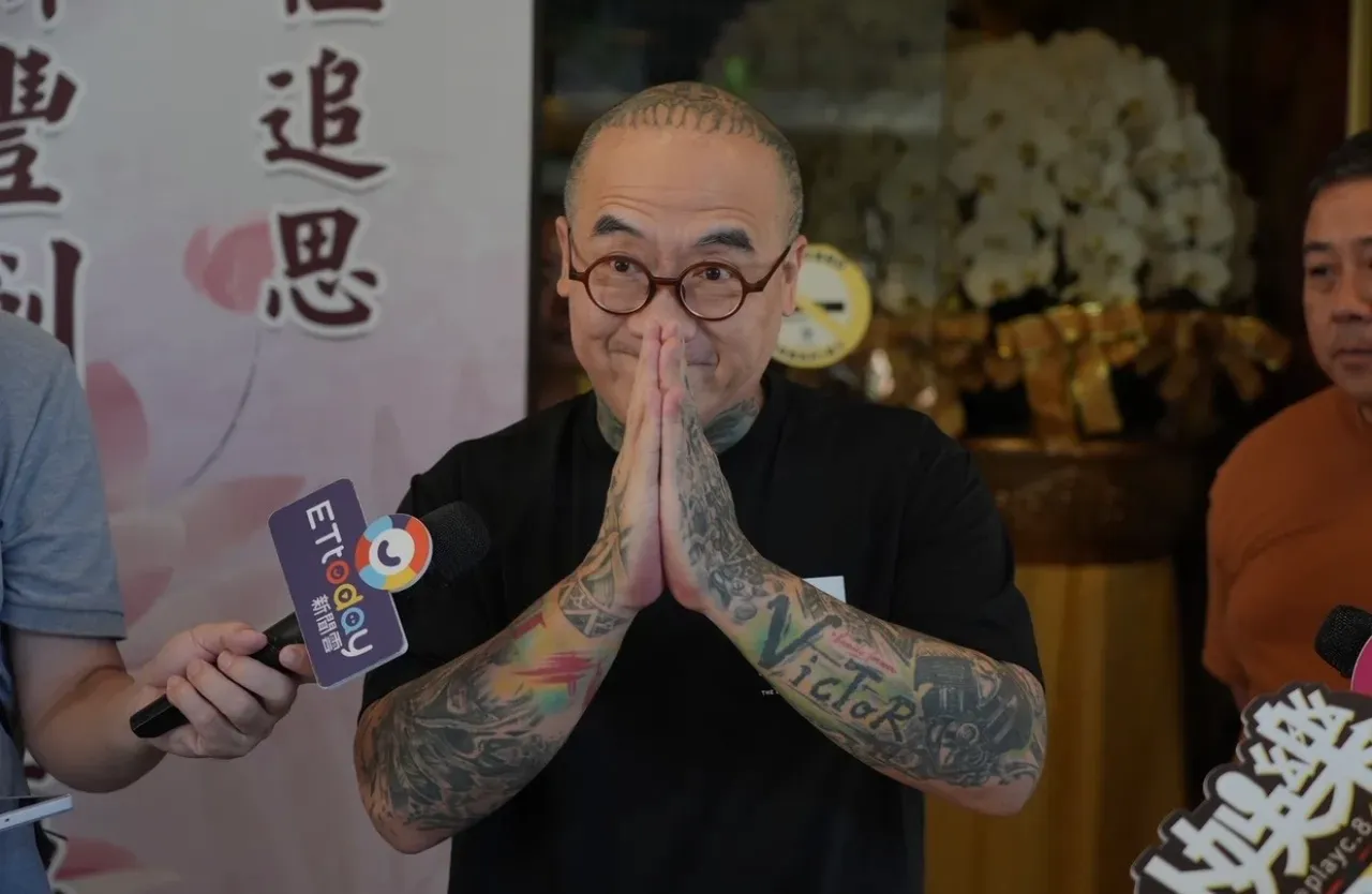 钢铁爸发文分享思念,也透露头七灵堂的温馨。摄影中心摄