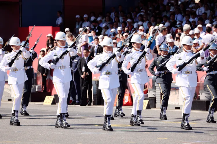 國防部聯合樂隊暨三軍儀隊，在114年國慶大會進行展演。李俊毅攝