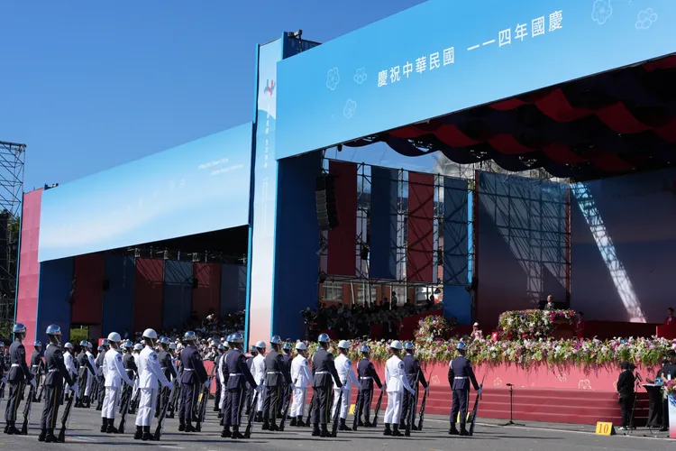 國防部聯合樂隊暨三軍儀隊，在114年國慶大會進行展演。彭欣偉攝