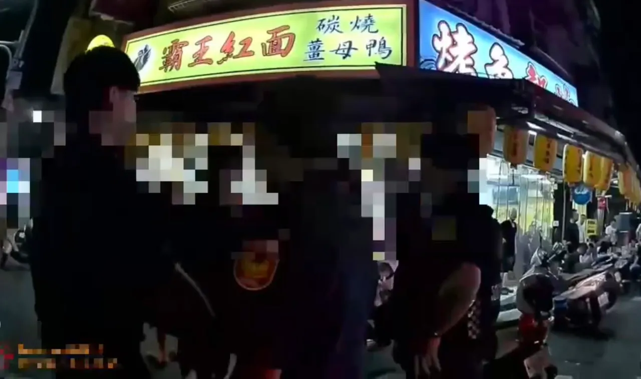 警方到场迅速将打架的双方隔开,要求稳住情绪并带参与冲突4人到警局厘清案情。翻摄画面