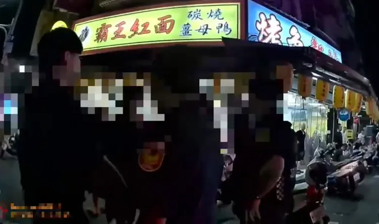 警方到場迅速將打架的雙方隔開，要求穩住情緒並帶參與衝突4人到警局釐清案情。翻攝畫面