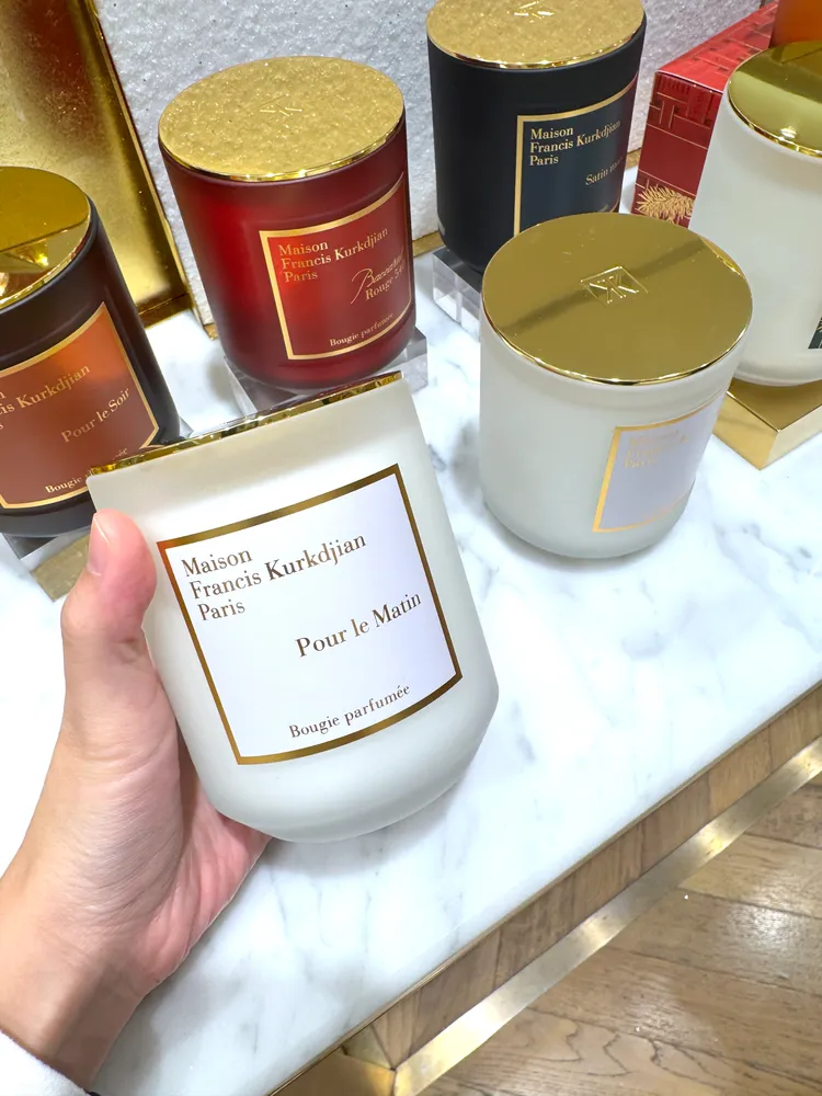 義大利匠心打造的半透光感彩色高級燭杯，並搭配全新金色 LOGO 燭蓋。張家玲攝