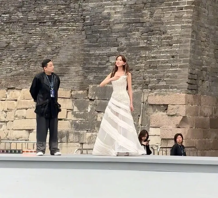 林志玲（右）認真彩排唱歌。翻攝娛樂偵察社微博