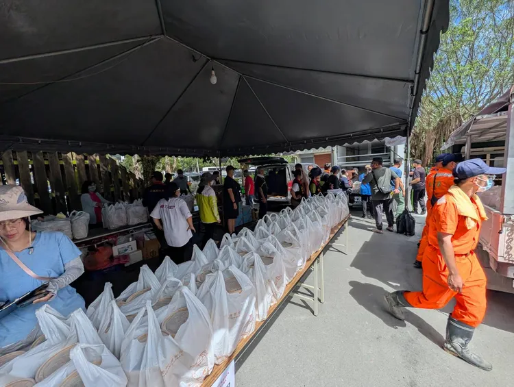 光復救災時的便當及餐盒。縣府提供