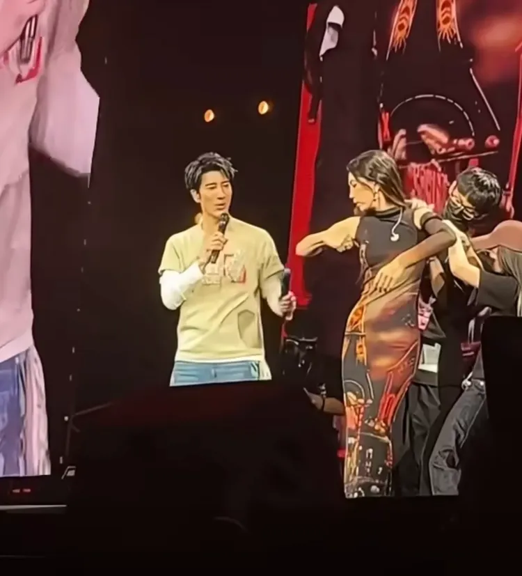Ella（右）當場cue工作人員上台剪掉袖子。翻攝微博