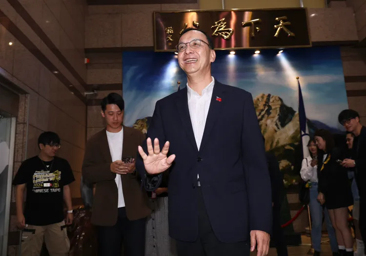 郑丽文当选党内「忧虑大于开心」　朱立伦：我很轻松、期待、祝福