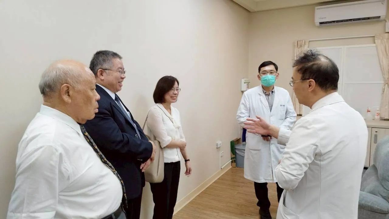 更生保护会桃园分会主任朱仁才(左起),检察长戴文亮和林秀敏视察桃疗毒品戒瘾治疗业务。桃园地检署提供