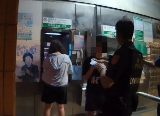 中壢警主動關懷ATM提領民眾 即時攔阻10萬元詐騙