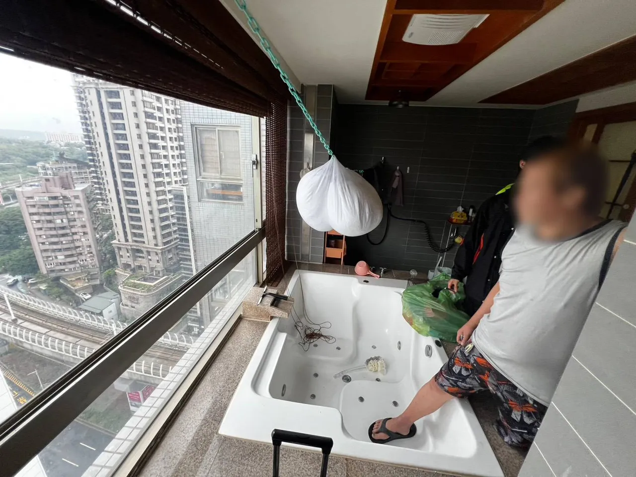 蔡男从淡水住处浴室持雷射笔往外投射至轨道,影响到驾驶室人员及列车安全。翻摄画面