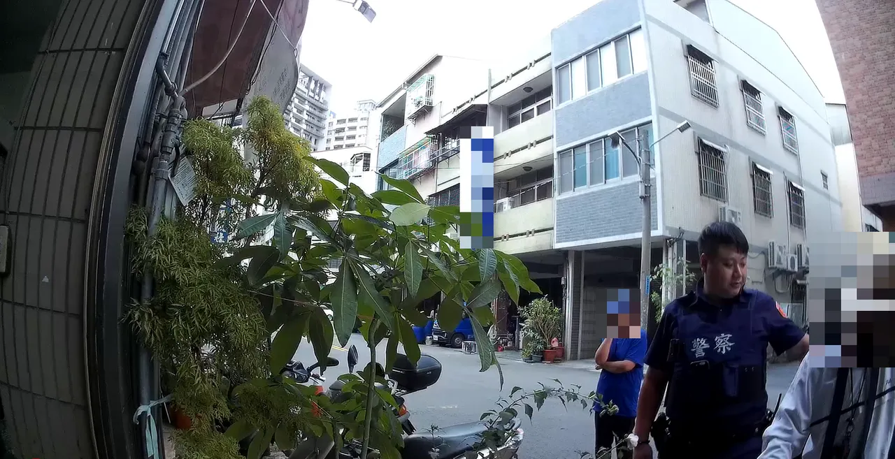 警方依据林翁脖子挂的名牌,顺利送他回家。翻摄画面