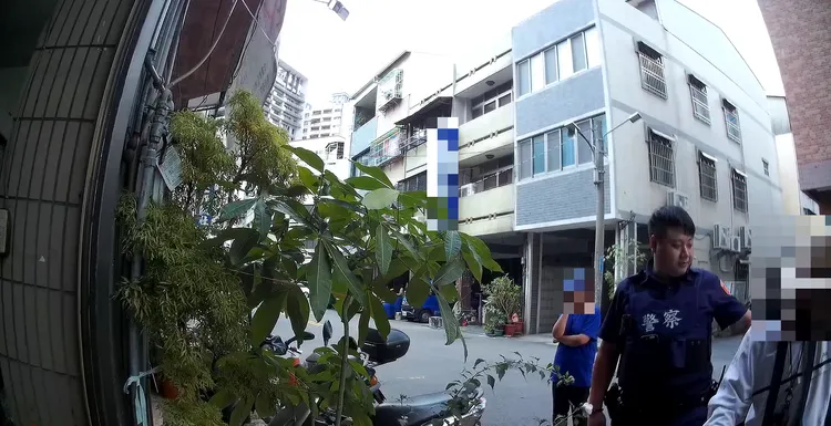 警方依據林翁脖子掛的名牌，順利送他回家。翻攝畫面