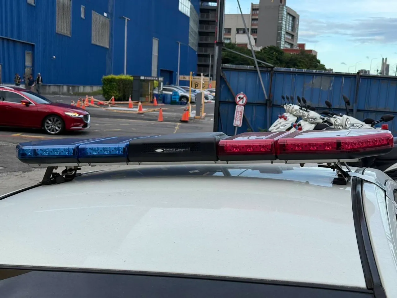 新北警察局指出,将针对议员所提建议事项,持续汇整各单位员警使用回馈意见,提报警政署作为后续修订警用车辆警报器规格的参考。翻摄画面