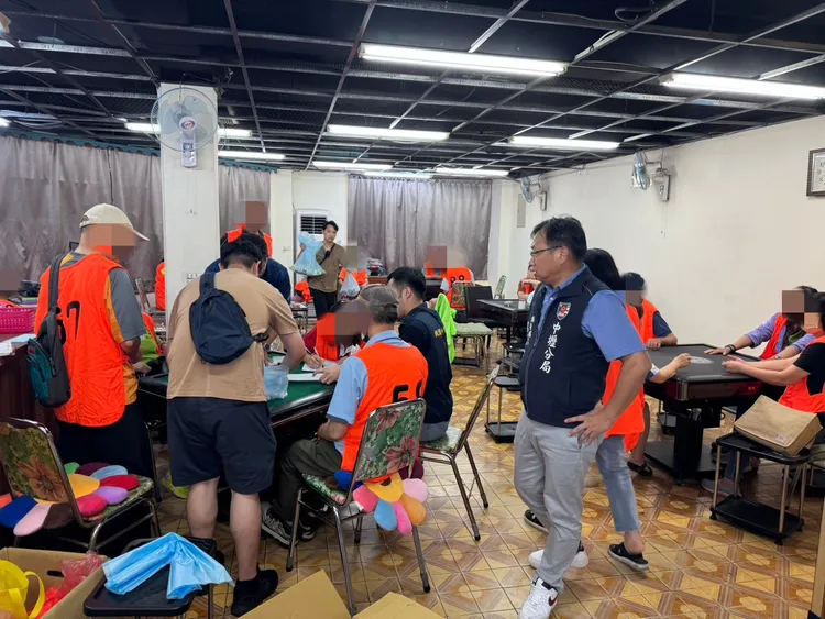 現場賭客。中壢警分局提供