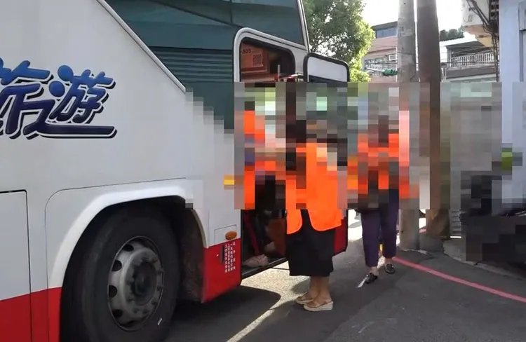 出動遊覽車載運睹客。中壢警分局提供