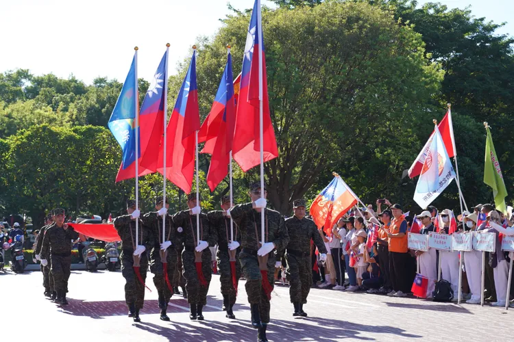 海軍陸戰隊伍軍人協會護旗進場。新竹縣府提供