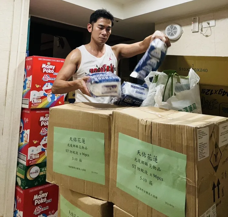 亮哲之前整理救災物資送到花蓮災區。翻攝亮哲臉書