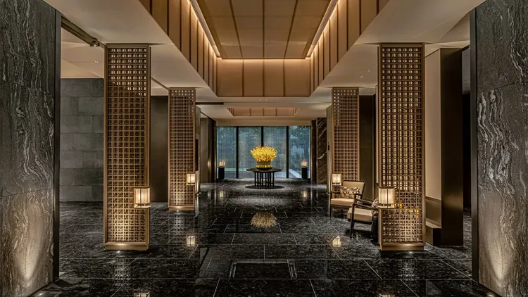 北投晶泉丰旅每晚1萬2150元起入住泉韻家庭客房，平日加購高鐵聯票可升等泉思家庭客房。房客可沉浸於北投獨有的白磺湯泉，並享迎賓茶點與Happy Hour無限暢飲。北投晶泉丰旅提供