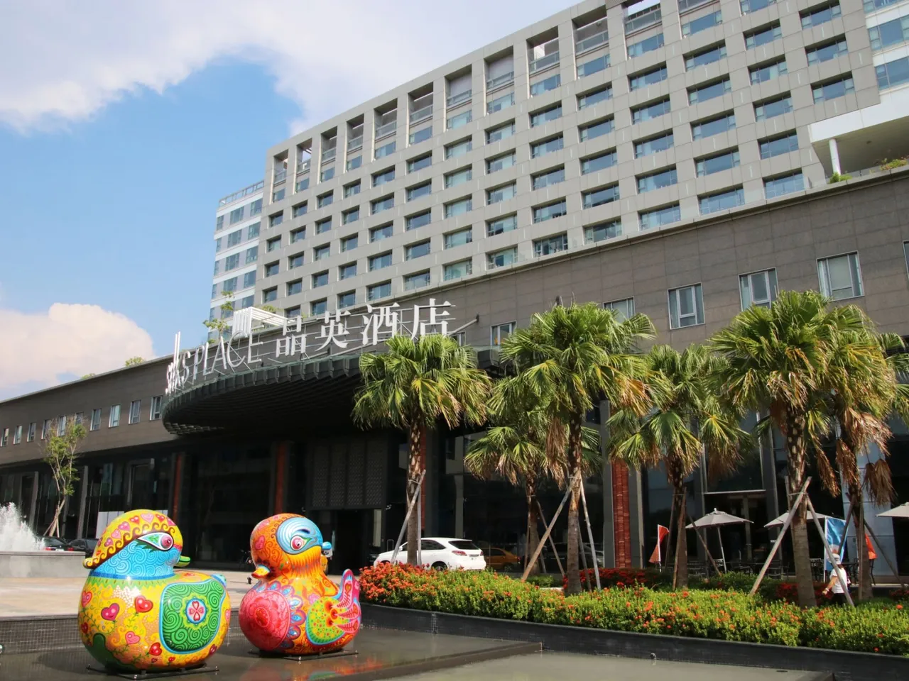 台南晶英酒店双人入住海东客房每晚3999元起,平日加购高铁联票可升等海东家庭客房。连续住宿两晚以上,还可获赠季节水果蛋糕,为府城之旅增添甜蜜风味。台南晶英提供