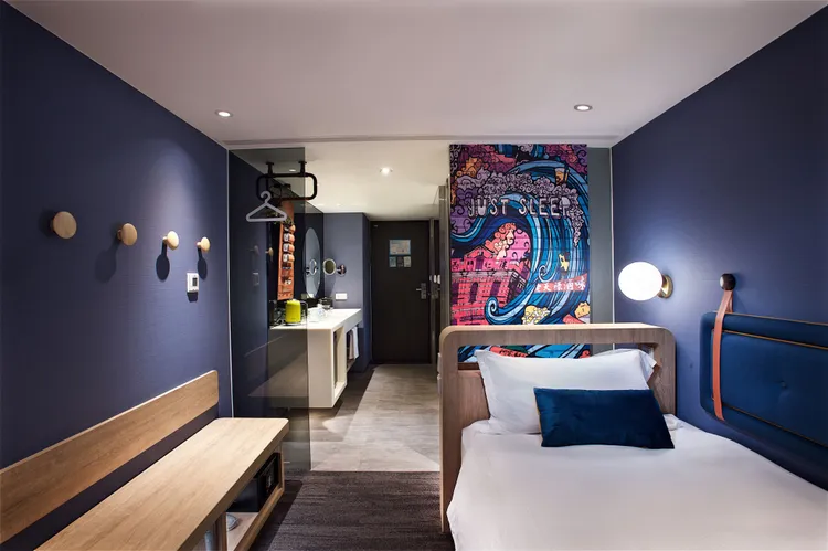 捷絲旅台北西門館雙人入住每晚3420元起，含Just Café自助早餐，平日加購高鐵聯票可升等精緻家庭客房。捷絲旅台北西門館提供