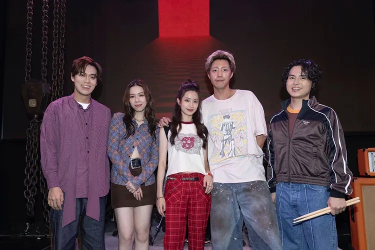 告五人新歌MV打造世界末日版愛情悲歌，力邀蔡凡熙（右二）、陳沛辰（右三）浪漫逃亡。相信音樂提供