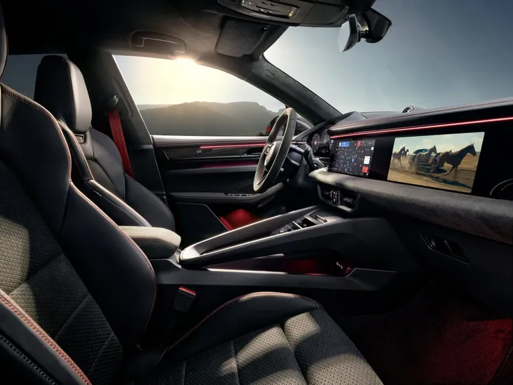 數位座艙可依車色顯示同色3D圖像，並整合圈速記錄、遙測分析等功能。原廠照片