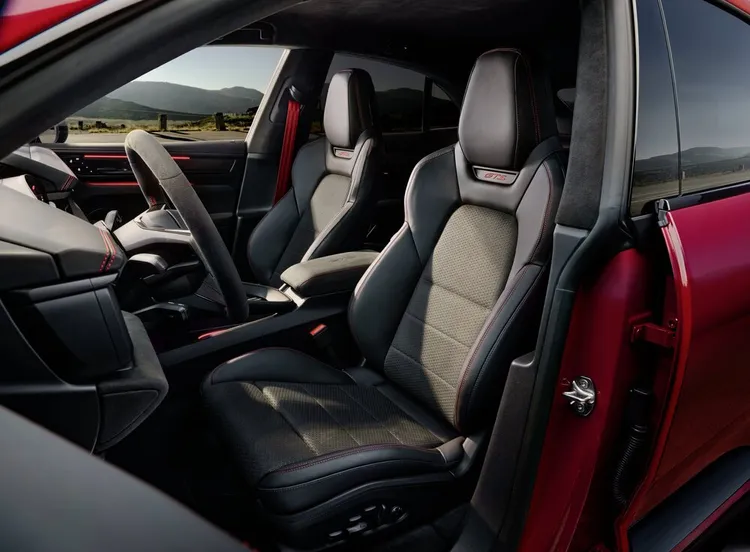 車艙內以Race-Tex材質與柔感真皮打造運動氛圍，並提供三種對比色縫線選擇。原廠照片