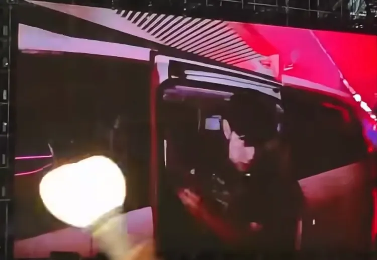 原本已離場的周杰倫座車再度重返現場，周董加班回應粉絲熱情。翻攝微博