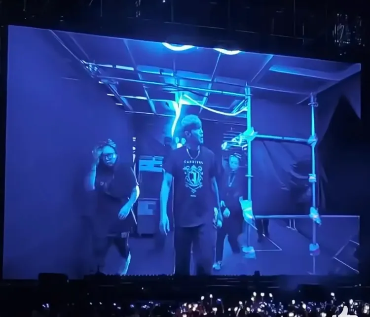 現場大螢幕實況轉播周杰倫重返現場的上班路。翻攝微博