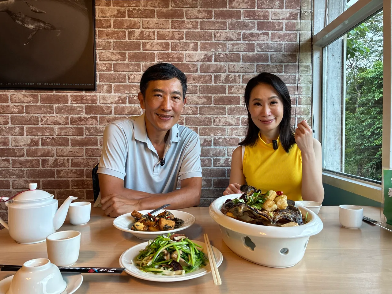 于冠华(左)在乌来经营餐厅16年。年代提供
