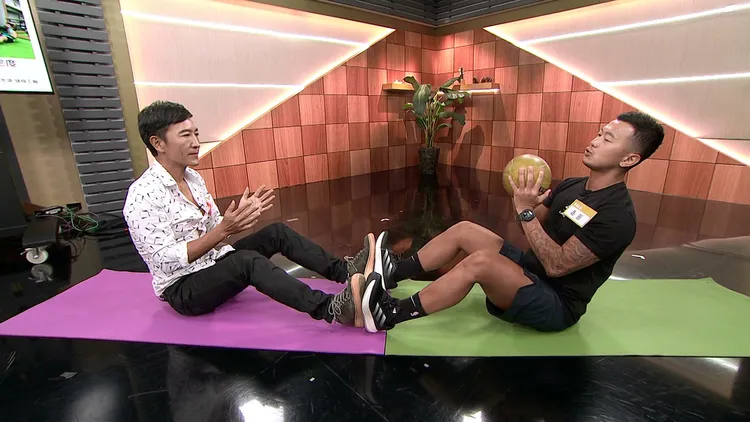 一邊拋接藥球一邊清唱，也難不倒于冠華（左）。年代提供