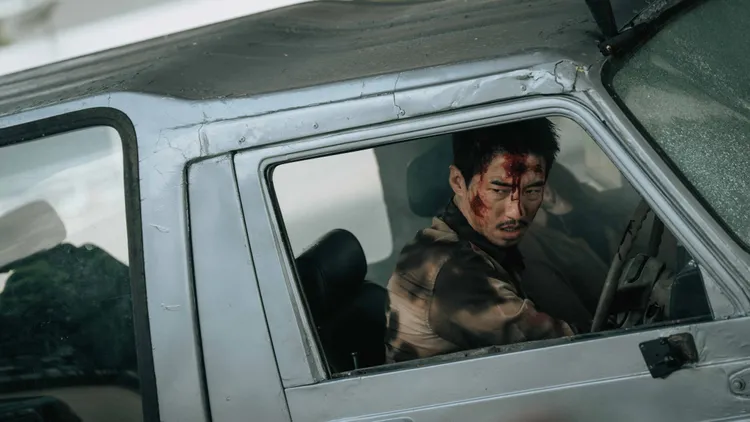 傅孟柏每天花3小時上傷妝　笑稱「還嫌虐得不夠」。Netflix提供