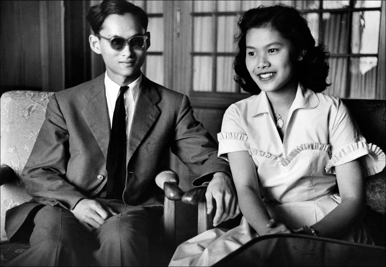 诗丽吉(右)嫁给蒲美蓬被册封为君王夫妇时,诗丽吉年仅18岁。路透