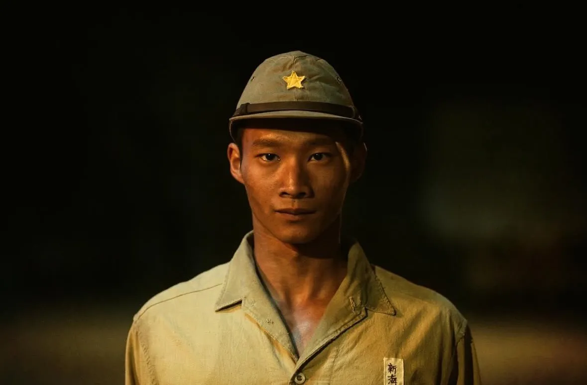 黃冠智飾演的戰俘監視員是大時代下的悲劇。翻攝自黃冠智IG