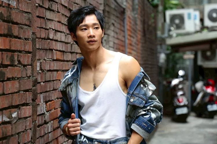 黃冠智胸口隱約露出「善」字刺青。莊宗達攝