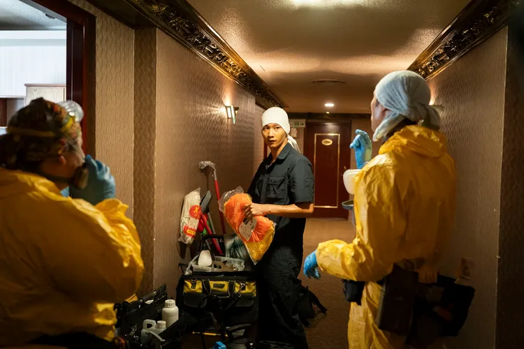 黃冠智（中）在《人生清理員》處境令人心疼。資料照、人生清理員影集版提供