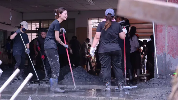 大批鏟子超人志工進入花蓮光復鄉，協助清理淤泥。翻攝徐榛蔚臉書