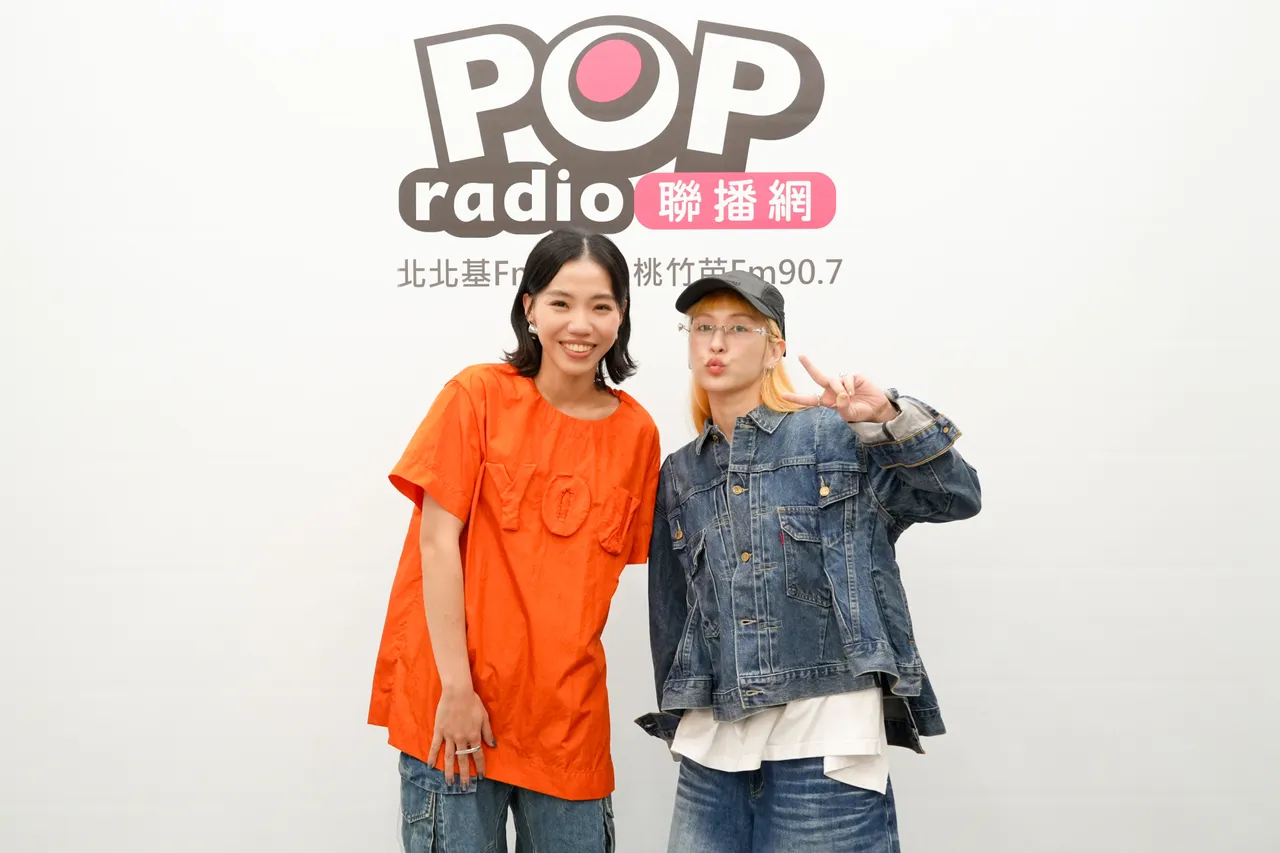洪佩瑜(左)与DJ魏如昀笑谈练舞拉筋。POP Radio提供