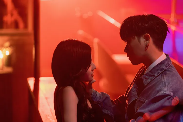 從吧檯對視到擁吻！HowZ親密冒險經驗全寫進歌裡。皓室創意Light House提供
